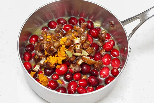 all ingredients of the jam inside pot